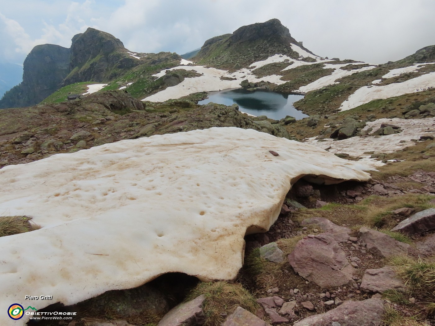 71 Una spera di sole mi permette di riammirare il lago in avanzato disgelo.JPG